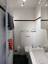 Das Bad mit Toilette